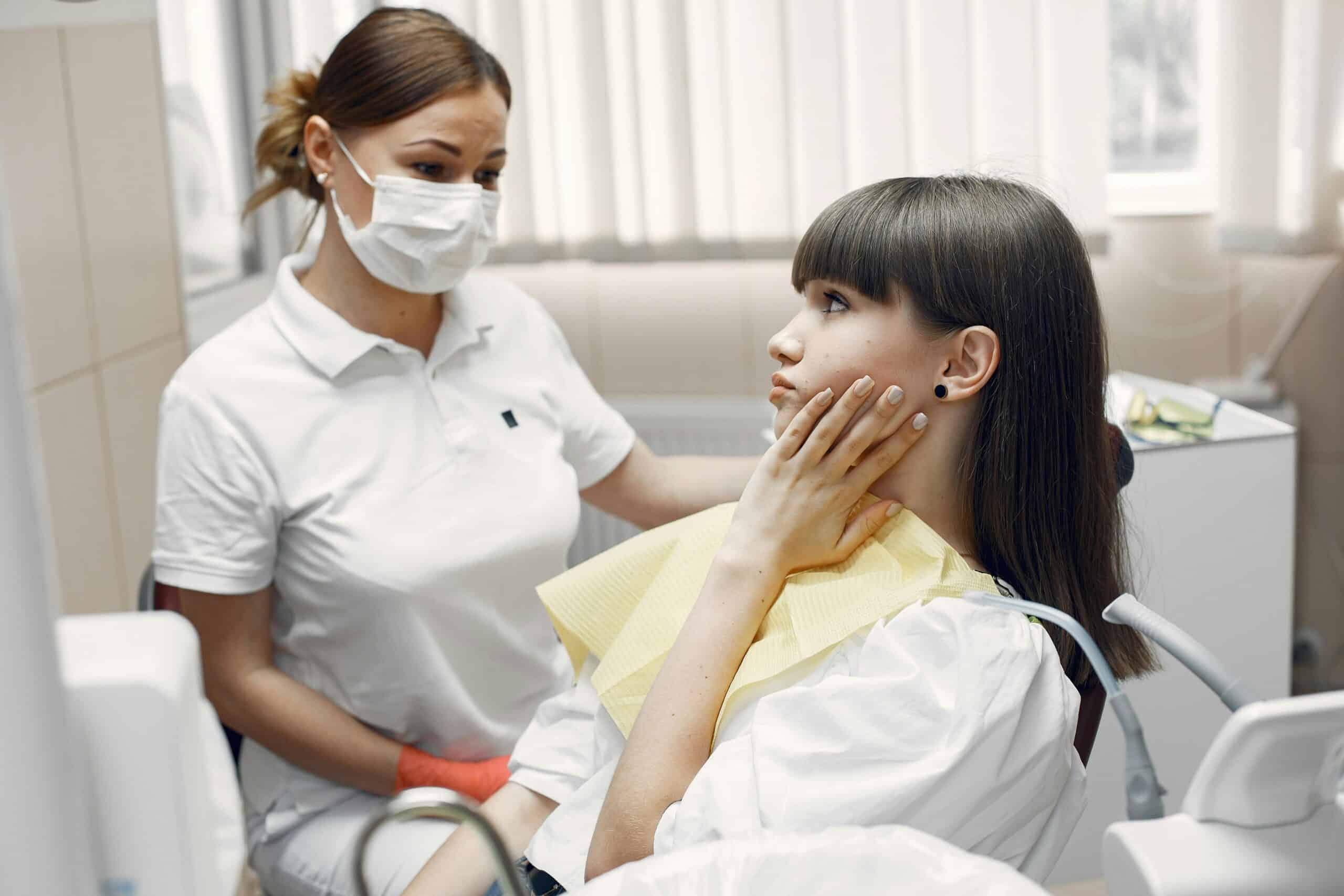 How Dentists Manage Severe Tooth Pain During Emergency Visits